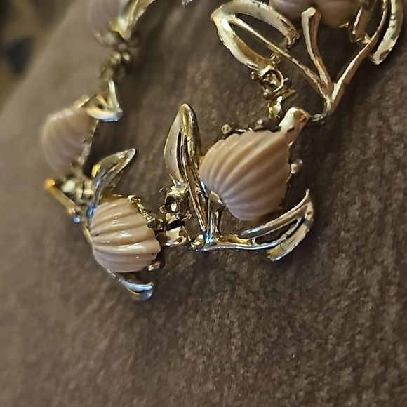 5/$25 VTG 1950s Carved Acrylic Floral Metal Bracelet FLAWED - Picture 3 of 9